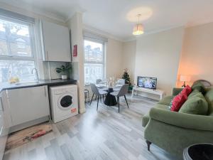 Ample Acton 4-bedroom flat,Ealing, West London