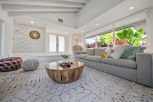 Boho House - Stylist Home with Parking and large Yard - Кендалл