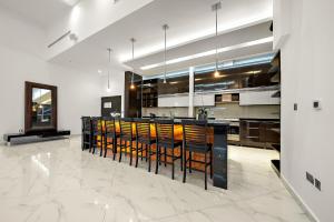 FIRST CLASS Upscale 2BR Duplex Near Burj Khalifa with Free Parking & Pool