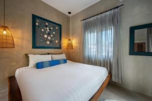 Charming 1-BD Island Retreat Surrounded by Tropical Nature and Serene Garden Views