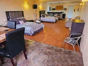 West Side Studio Apartments - El Espino