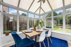 Trendy 3 Bed House, Sleeps 6, Near NEC - Airport, Parking, Contractors - Families Stay