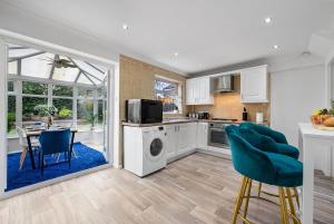 Trendy 3 Bed House, Sleeps 6, Near NEC - Airport, Parking, Contractors - Families Stay