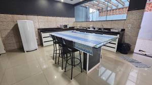 Casa na Martin de Sá com piscina e 100 mts da praia