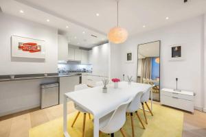 Luxurious 3-Bedroom & 3 Bathroom flat with Indoor fireplace and patio in central Mayfair