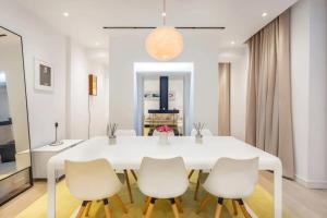 Luxurious 3-Bedroom & 3 Bathroom flat with Indoor fireplace and patio in central Mayfair