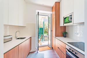 2BR Cardiff Apartment with Balcony