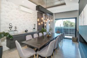 27 at Joubert - Luxury Green Point Villa with pool & views