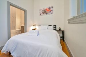 Bright and Modern Studio in Louisville # 309