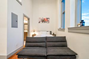 Bright and Modern Studio in Louisville # 309