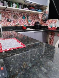 Kitão pé na areia praia e sol