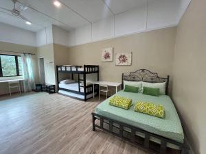 Mountain Lodge, Radiant Janda Baik