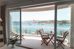 The Strand Waterfront Apartment with 3 Bedrooms, 4 Bathrooms, Private Garage