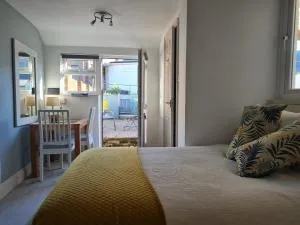 Quiet self contained studio flat near town centre and university - Upton Pyne