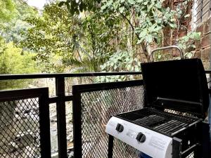 NOWA The Cave Apt - Mancave, Pool & Arcade, by Lleras Park