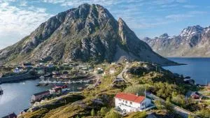 Sundet Lofoten - fjell- og havutsikt - Sund