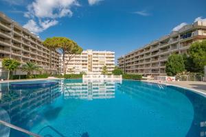 Salou-Modern-Pool-5playa-2room-PortAvntura-AC13