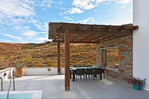 Luxury villa Jomar with a swimming pool and sea view, in the area of Otzia