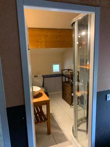 Maisons de vacances Maison charmante avec vue sur la montagne a Saint-Gery + Piscine : photos des chambres
