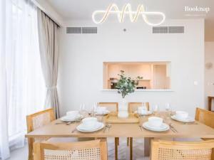 Lavish 3BR Apartment with Assistant Room in Habour Gate Tower