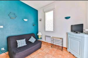 Apartment in residence with swimming pool and beach 200m away