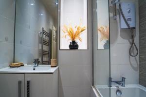 20min train to Edinburgh, The Coorie Inn