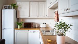 20min train to Edinburgh, The Coorie Inn