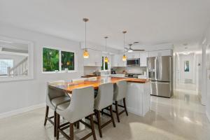 Siesta Key Oasis with Outdoor Pool and Screened Lanai!