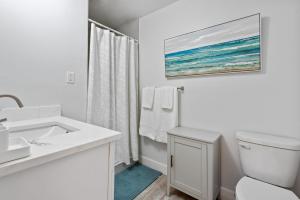 Siesta Key Oasis with Outdoor Pool and Screened Lanai!