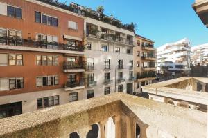 Contempora - Charming One-Bedroom Retreat Steps from City Life