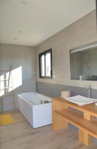 Villas Belle maison avec piscine a debordement chauffee : photos des chambres