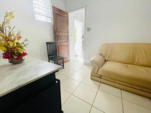 Quarto, sala, cozinha e banheiro-ar condicionado, 2 minutos da praia do Porto Da Barra- 102-40