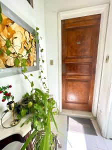 Quarto, sala, cozinha e banheiro-ar condicionado, 2 minutos da praia do Porto Da Barra- 102-40