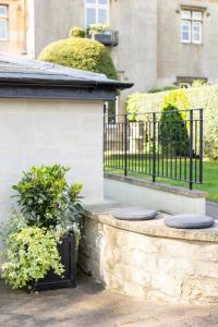 Self contained 1 bed house v near centre, parking