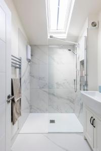 Self contained 1 bed house v near centre, parking