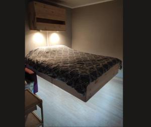 Cabane Limousine au bord dun étang