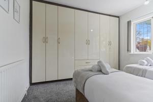 Luxury Birmingham Solihull Spacious Home - Driveway - Groups of 8 Max - 3 Bedrooms 4 or 6 Beds Fully Equipped Home - Near City Centre NEC HS2 Sites Edgbaston Moseley& lots more!