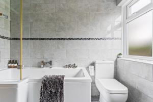 Driveway - Equipped Home - Sleeps 7 3 Bedrooms 4 or 6 Beds- M42 Near City Centre NEC HS2 Sites Edgbaston Moseley Solihull & lots more! Regular & Long Work Stays Available - Samina - ARZ Stays