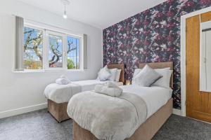 Luxury Birmingham Solihull Spacious Home - Driveway - Groups of 8 Max - 3 Bedrooms 4 or 6 Beds Fully Equipped Home - Near City Centre NEC HS2 Sites Edgbaston Moseley& lots more!