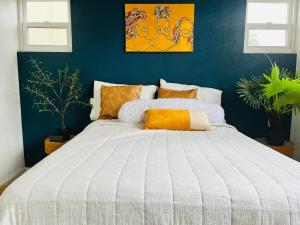 Chic Retreat BB, Bright, Gated 2BR Condo with pool and wifi