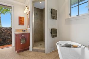 Charming 3br Cottage w AC, Ocean Views