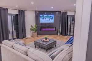 6 Bedroom Modern Escape in Horseshoe, Pool and Hot tub