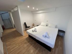 Le Chris Central Apartments