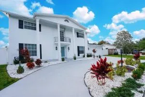 Newly Renovated Coconut Creek Home with Pool and Billiards - Pompano Beach