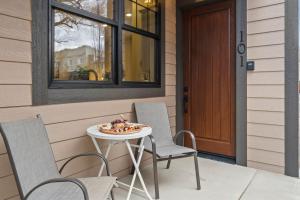 Luxury Living Modern Midtown Ensuite Baths Patio