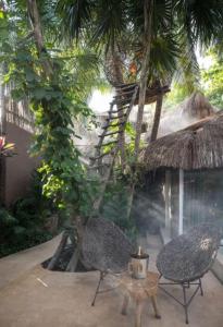 Jungle Villa -steps to the beach and restaurants!