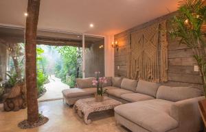 Jungle Villa -steps to the beach and restaurants!