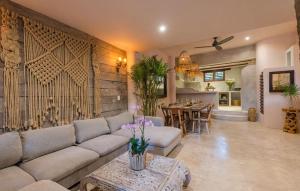 Jungle Villa -steps to the beach and restaurants!