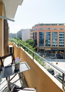 Private Pristine Balcony Home- Heart of the Center