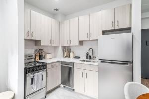 Sleek 2 Bed 1 Bath Apartment by Chrysler Building & Bustling Murray Hill